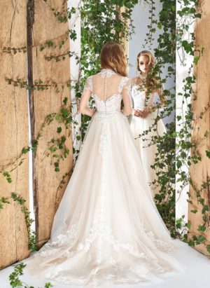 <span style="color: #000000;"><strong><a style="color: #000000;" href="https://stylnaya.ru/product_brand/papilio-wedding/">Papilio Wedding</a></strong></span><br>Платье свадебное 1827L Стриата