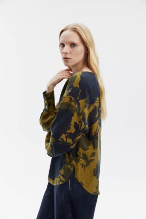<span style="color: #000000;"><strong><a style="color: #000000;" href="https://stylnaya.ru/product_brand/m-reason/">M.REASON</a></strong></span><br>  M.REASON Блузка с цветочными принтом Артикул  13.11943.P2880.144 A2.26