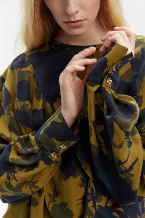 <span style="color: #000000;"><strong><a style="color: #000000;" href="https://stylnaya.ru/product_brand/m-reason/">M.REASON</a></strong></span><br>  M.REASON Блузка с цветочными принтом Артикул  13.11943.P2880.144 A2.26