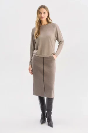 <span style="color: #000000;"><strong><a style="color: #000000;" href="https://stylnaya.ru/product_brand/alexander-bogdanov/">Alexander Bogdanov</a></strong></span><br>  Alexander Bogdanov Юбка "Полутон тепла" Артикул 22-04-084