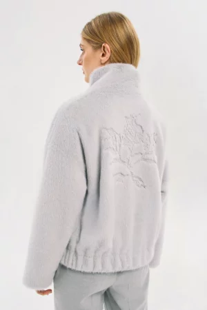 <span style="color: #000000;"><strong><a style="color: #000000;" href="https://stylnaya.ru/product_brand/alexander-bogdanov/">Alexander Bogdanov</a></strong></span><br>  Alexander Bogdanov Куртка "Теплый сад" Артикул 22-02-044