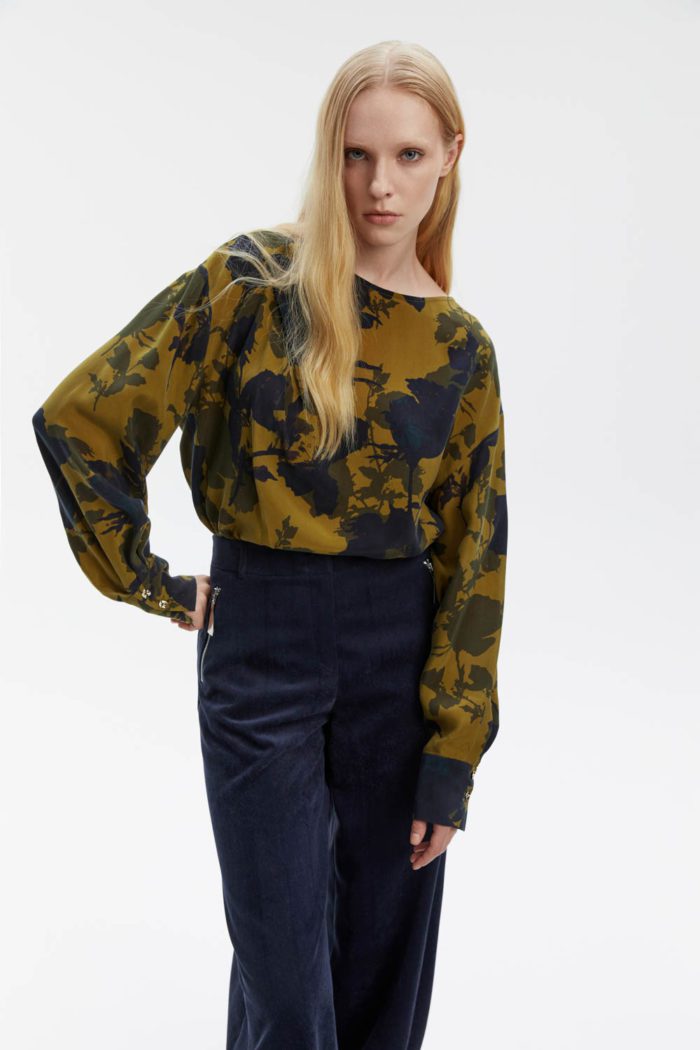 <span style="color: #000000;"><strong><a style="color: #000000;" href="https://stylnaya.ru/product_brand/m-reason/">M.REASON</a></strong></span><br>  M.REASON Блузка с цветочными принтом Артикул  13.11943.P2880.144 A2.26