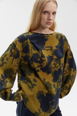 <span style="color: #000000;"><strong><a style="color: #000000;" href="https://stylnaya.ru/product_brand/m-reason/">M.REASON</a></strong></span><br>  M.REASON Блузка с цветочными принтом Артикул  13.11943.P2880.144 A2.26