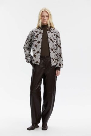 <span style="color: #000000;"><strong><a style="color: #000000;" href="https://stylnaya.ru/product_brand/m-reason/">M.REASON</a></strong></span><br>  M.REASON Бомбер с ажурной вышивкой Артикул   9.10569.8.P2837.26 A1.26