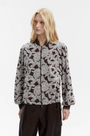 <span style="color: #000000;"><strong><a style="color: #000000;" href="https://stylnaya.ru/product_brand/m-reason/">M.REASON</a></strong></span><br>  M.REASON Бомбер с ажурной вышивкой Артикул   9.10569.8.P2837.26 A1.26