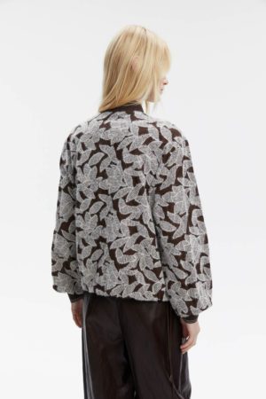<span style="color: #000000;"><strong><a style="color: #000000;" href="https://stylnaya.ru/product_brand/m-reason/">M.REASON</a></strong></span><br>  M.REASON Бомбер с ажурной вышивкой Артикул   9.10569.8.P2837.26 A1.26