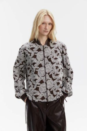 <span style="color: #000000;"><strong><a style="color: #000000;" href="https://stylnaya.ru/product_brand/m-reason/">M.REASON</a></strong></span><br>  M.REASON Бомбер с ажурной вышивкой Артикул   9.10569.8.P2837.26 A1.26