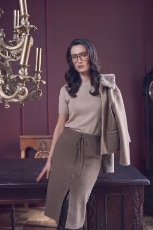 <span style="color: #000000;"><strong><a style="color: #000000;" href="https://stylnaya.ru/product_brand/alexander-bogdanov/">Alexander Bogdanov</a></strong></span><br>  Alexander Bogdanov Юбка "Полутон тепла" Артикул 22-04-084