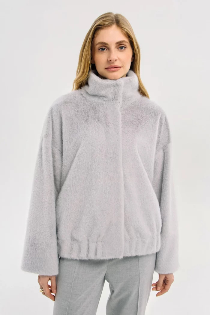 <span style="color: #000000;"><strong><a style="color: #000000;" href="https://stylnaya.ru/product_brand/alexander-bogdanov/">Alexander Bogdanov</a></strong></span><br>  Alexander Bogdanov Куртка "Теплый сад" Артикул 22-02-044
