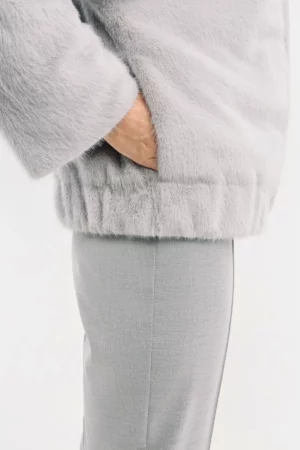 <span style="color: #000000;"><strong><a style="color: #000000;" href="https://stylnaya.ru/product_brand/alexander-bogdanov/">Alexander Bogdanov</a></strong></span><br>  Alexander Bogdanov Куртка "Теплый сад" Артикул 22-02-044